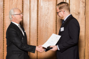 Kungen delar ut diplom till Patrik Ulvdal som genomfört utbildningen Värdebaserat ledarskap i Bernadottebiblioteket på Kungliga Slottet i Stockholm.